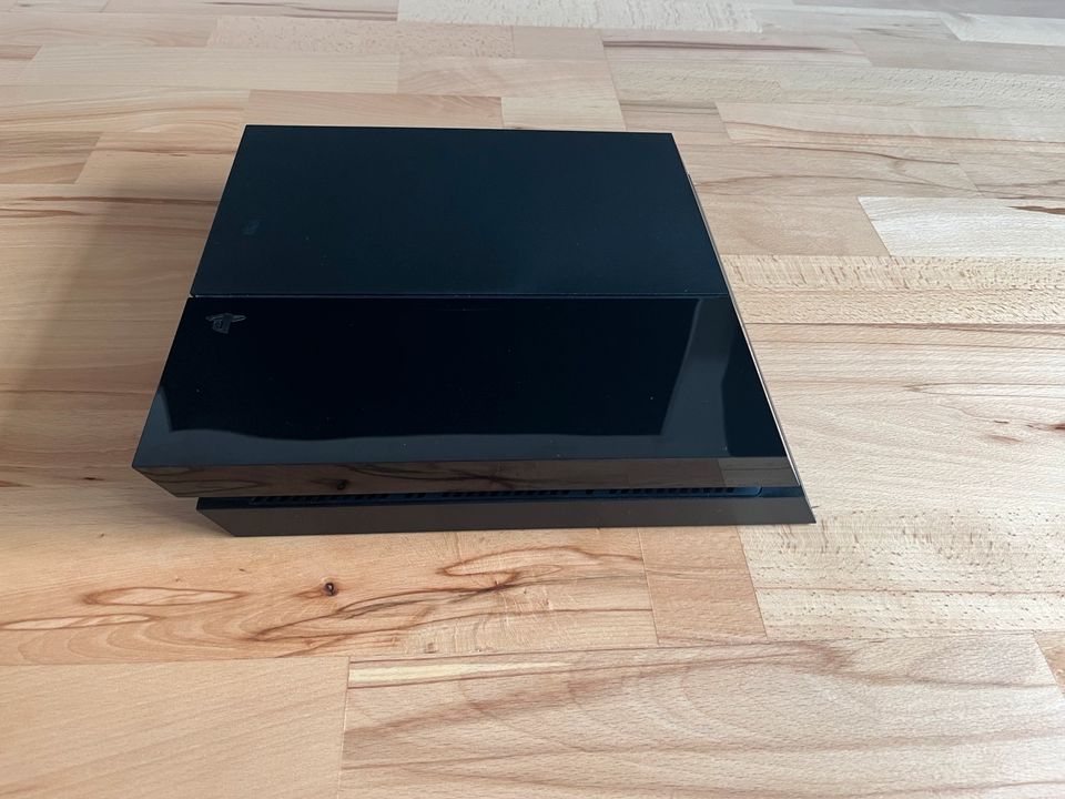 Sony Playstation 4 jet black 500GB + 2 Controller in Fürth