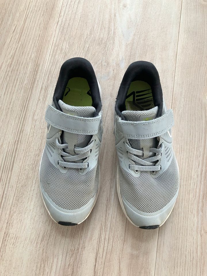 Nike Kinderschuhe Gr 29.5 in Neuss