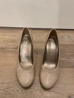 Beige Lack-Pumps von Garbor Größe 5.5 Hessen - Karben Vorschau