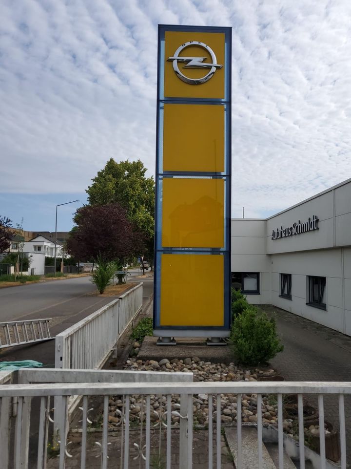 Opel Pylon beleuchtet in Homburg