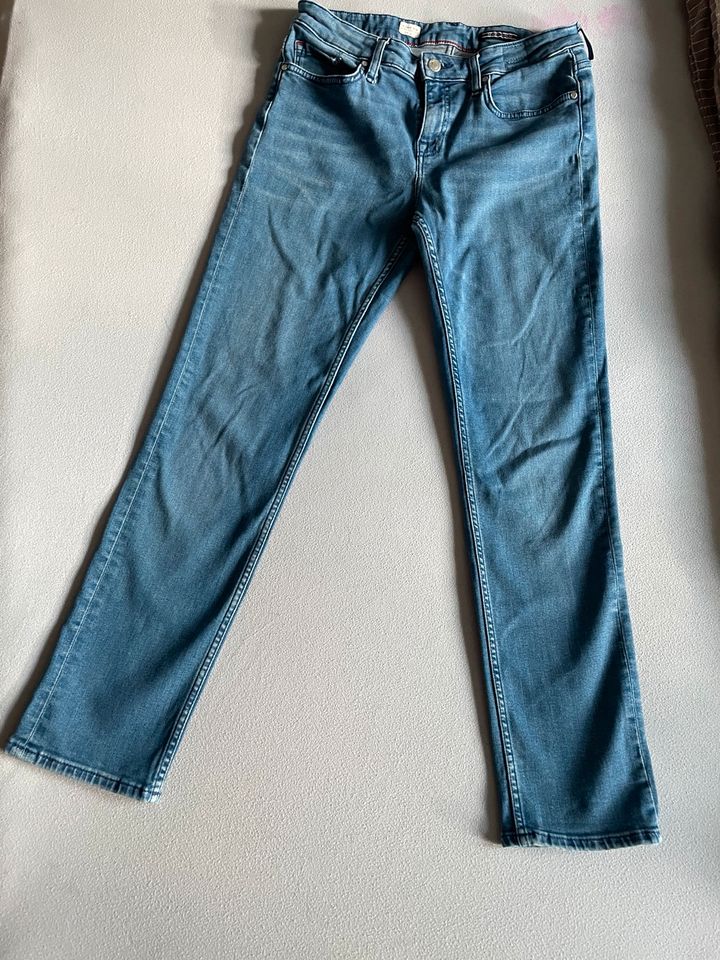 Tommy Hilfiger Jeans top Zustand Gr. 30/32 in Kehl