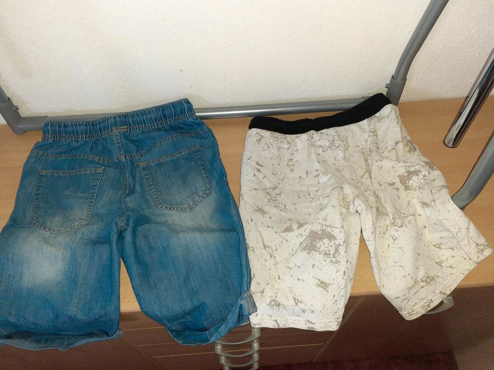 Jungen Shorts Gr. 152 je 4 € in Zwickau