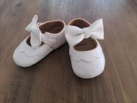 Baby Mädchen Schuhe in weiß mit Schleife gr. 19 Baden-Württemberg - Schorndorf Vorschau
