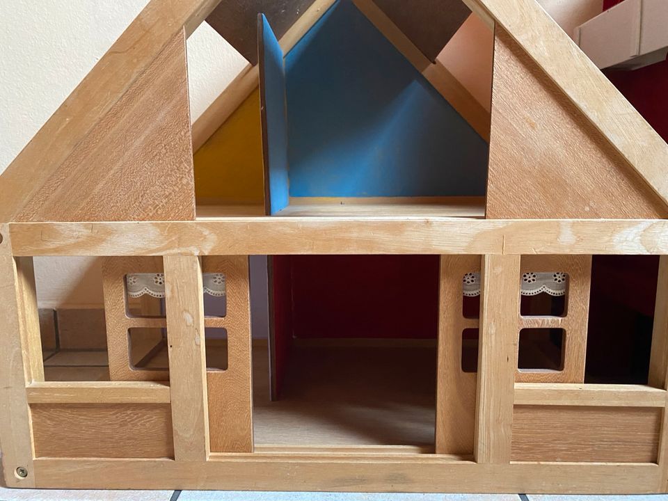 Puppen Haus aus Holz mit Zubehör in Brunsbuettel