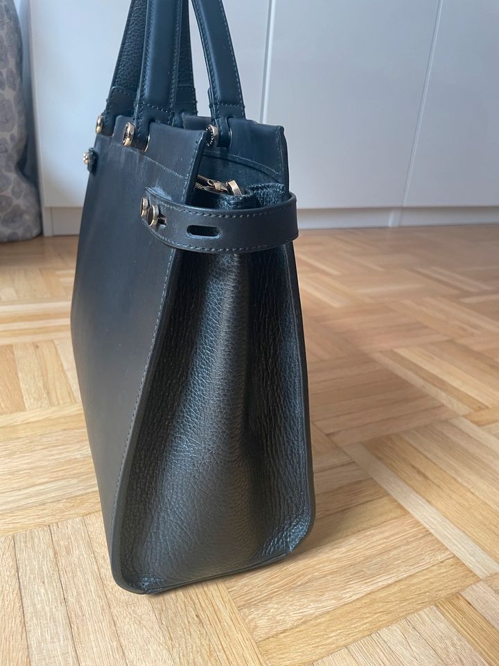 Schwarze Handtasche von Furla in München