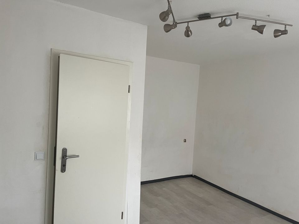 Günstig und frei, 3-Zimmer-Küche-Duschbad-Balkon, 55 qm - 1.Stock in Stuttgart