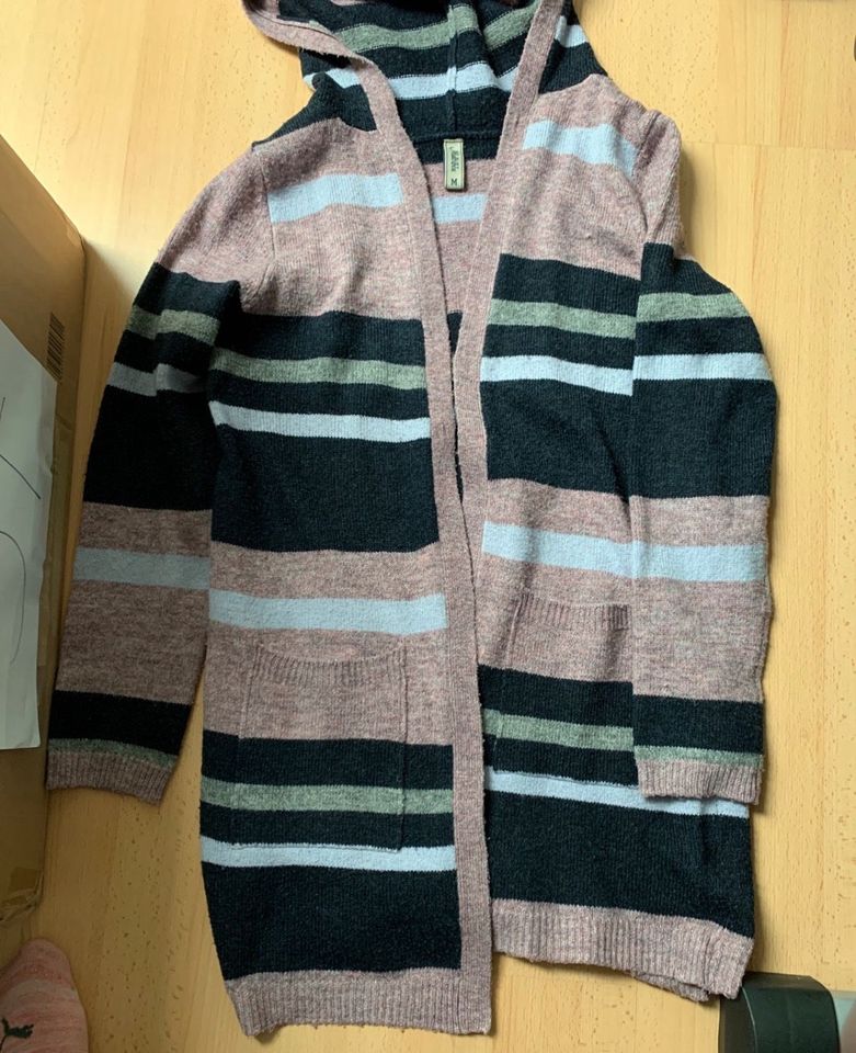 Strickjacke/ Cardigan Gr. M in Markvippach