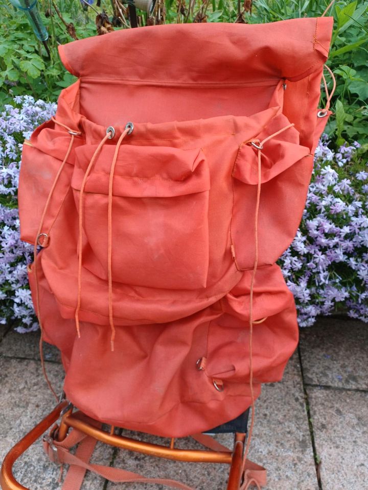 Oranger Rucksack Deko in Coburg