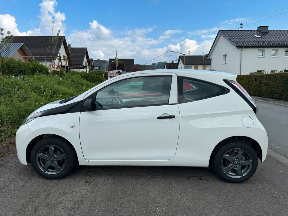 Toyota Aygo X Klima*Scheckheft*Einparkhilfe*BT*8Fach in Lennestadt