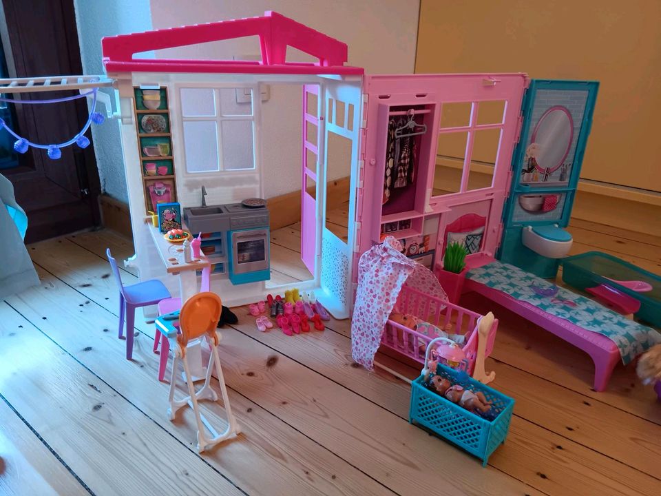 Barbie Konvolut (Ferienhaus, Krankenwagen, Chelsea Schule) in Waldbrunn