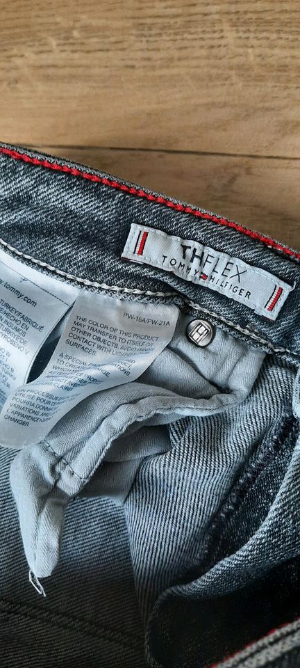 Graue Tommy Hilfiger Jeans in gr.29/32 in Dillingen (Saar)