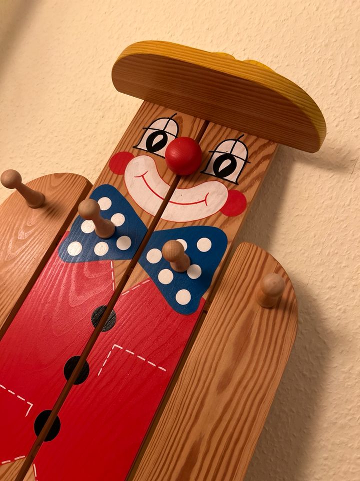 Garderobe für Kinder aus Holz mit Clown-Bemalung in Adendorf