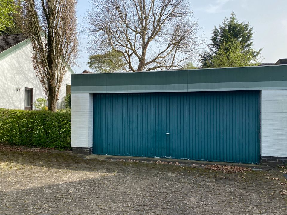 Großzügiger Bungalow mit Galerieebene und Doppelgarage in schöner, ruhiger Sackgassenlage von Holzminden in Holzminden