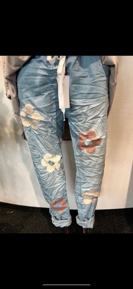 Sommer Jeans in hellblau mit Blumen Patch neu in Essen