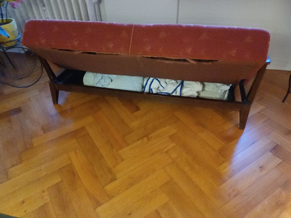 Retro-Sofa / Klappsofa / 2-Sitzer Chippendale, rot, gebraucht in Berlin
