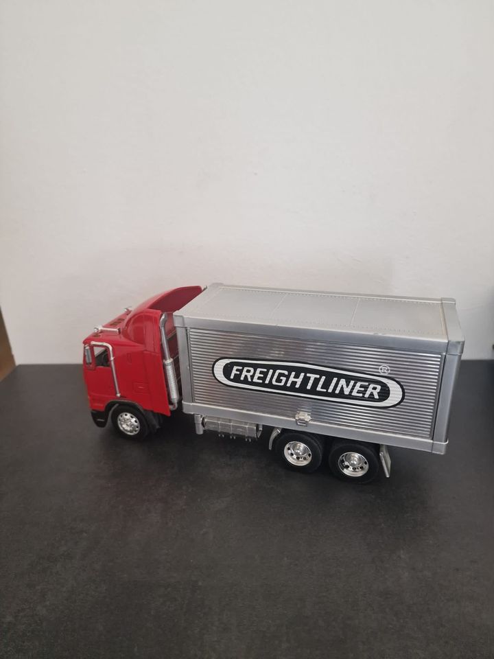 New - Ray Freightliner Truck in Dortmund