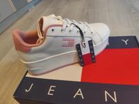 Ich verkaufe UNGETRAGENE Tommy Jeans Damenschuhe Gr.39 Niedersachsen - Ilsede Vorschau
