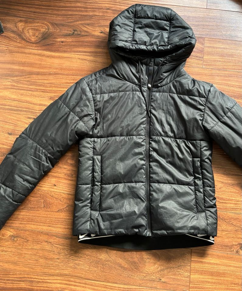 schöne schwarze Nike Jacke XS in Löhne