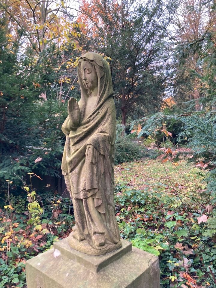 Madonna Statue aus Stein, Skulptur, Denkmal, Grab in Frankfurt am Main