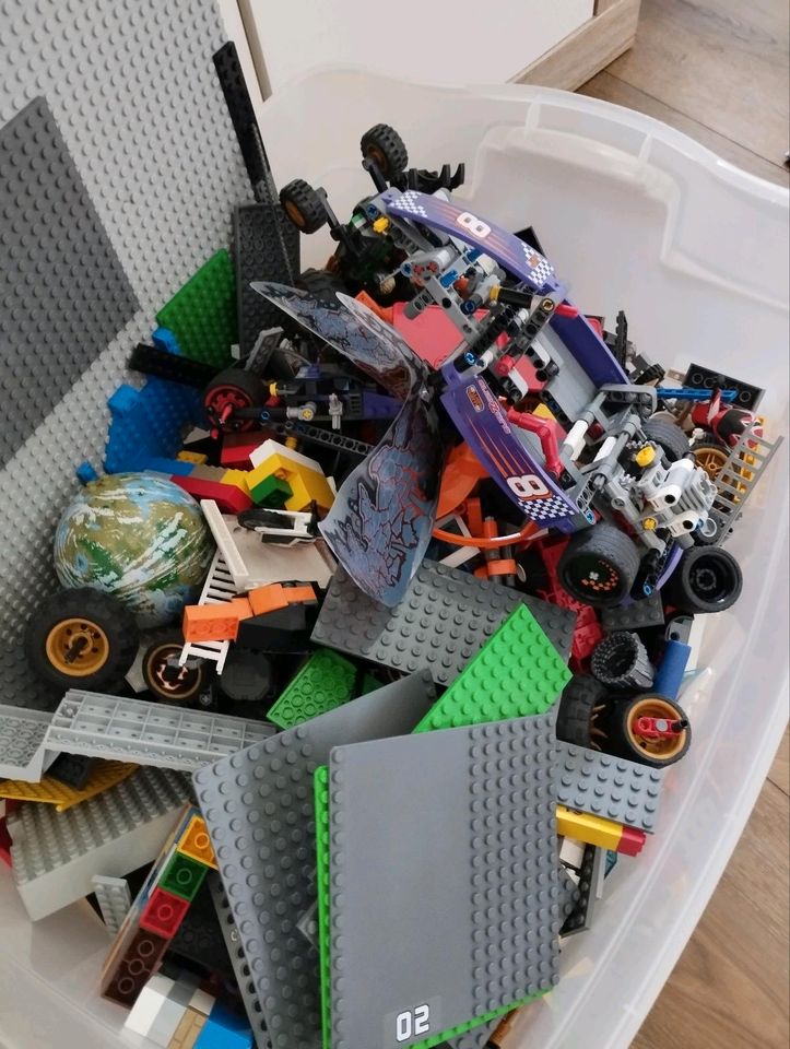 Lego -konvolut- Box 11 kg versch. Bau-Sets teilw. m. Anleitung in Neuburg a.d. Kammel