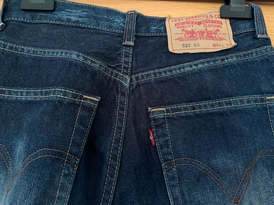 Orig. Levi’s 525 03 Jeans W26, blau, Gr. XS, Boot cut in Düsseldorf