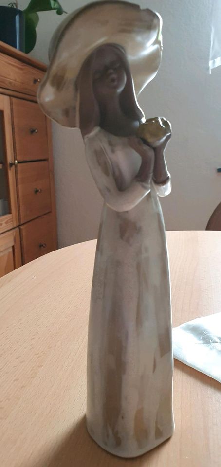 Spanische Figur Frau mit Blume 26 cm in Essen