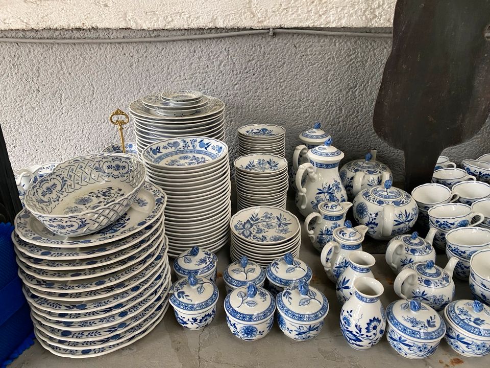 Ca. 300 Teile Hutschenreuther Porzellan im blauen Zwiebelmuster in Berg