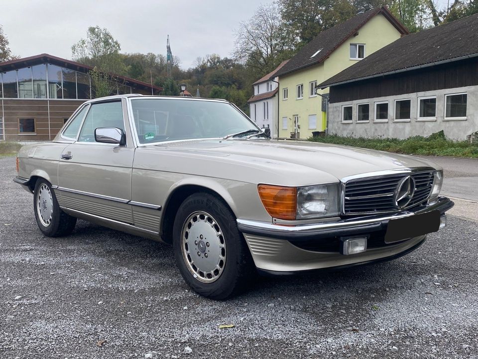 420 SL, Champagner Metallic mit braunem Verdeck in Zweiflingen