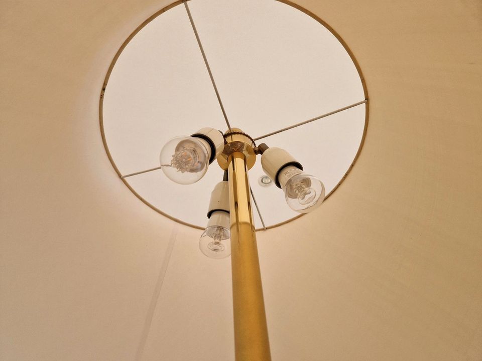 Außergewöhnliche Stehlampe mit schwerem Messingfuß in Südlohn