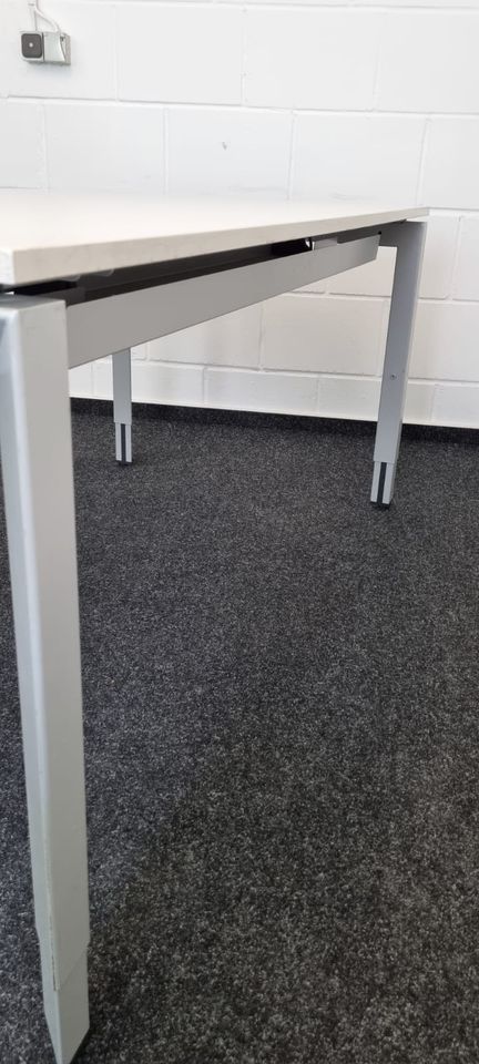 100 x Schreibtisch / Bürotisch / Steelcase / Büroeinrichtung in Linden