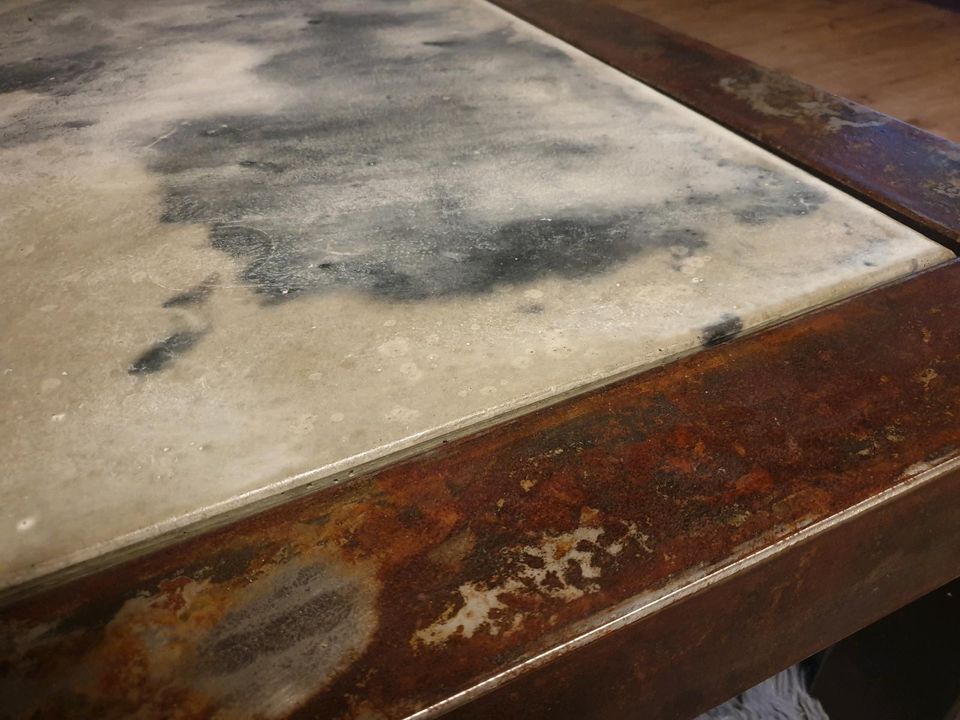 Couchtisch industrial Loft Stahl Beton Epoxid Rost Tisch Wohnzimm in Dingolfing