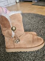 UGG Boots Bailey Button II Charm braun Chestnut 40 Boots Stiefel Niedersachsen - Drochtersen Vorschau