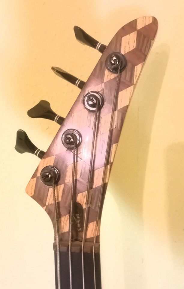 Aria Bass Pro2 mit aufwendig gestaltetem Korpus und Kopfplatte in Külsheim