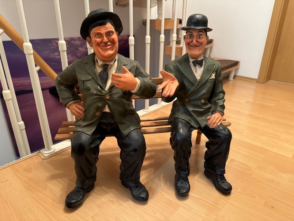 Dick und Doof Figuren auf Bank in Brackenheim