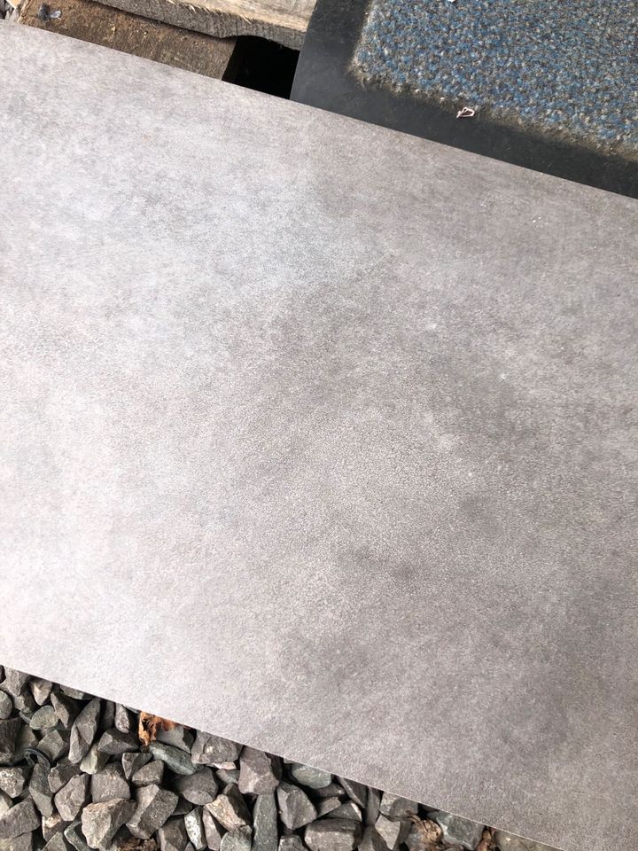 Fliesen Aventuro Feinsteinzeug grau matt 30x60cm - 23 Stück in Drolshagen