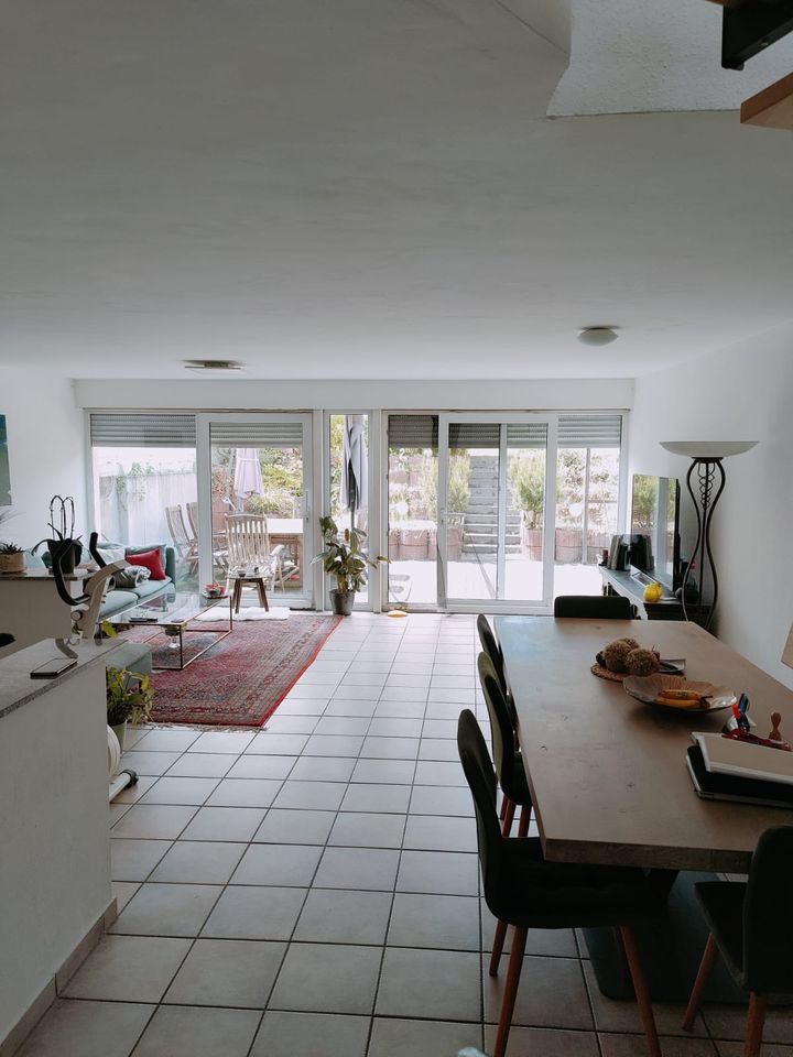 Schöne 4 Zimmer Wohnung möbliert mit Terrasse Balkon und Garten. in Bornheim