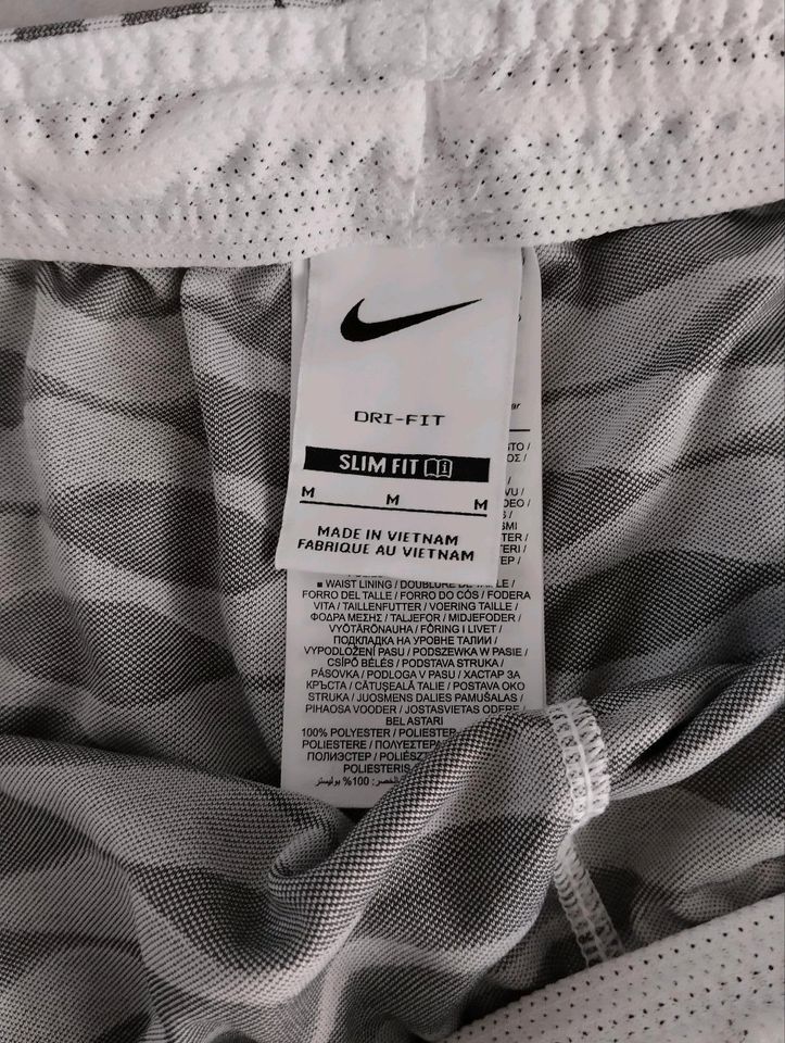 Original Nike Dri-Fit Slim Fit Nagelneu Größe M in Künzelsau