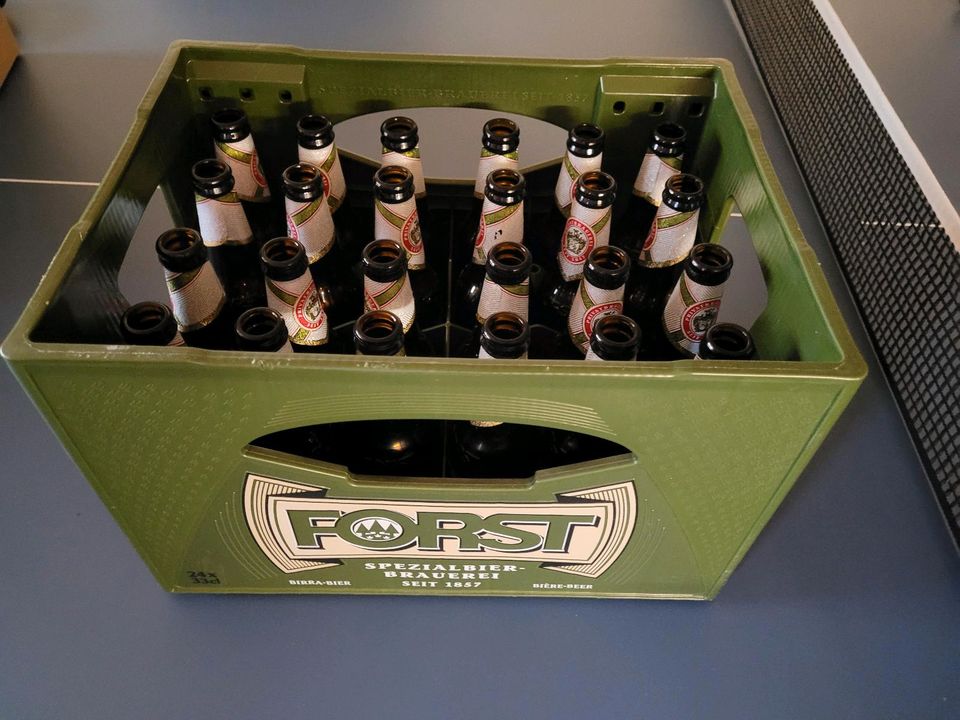 Leere Bierkiste Bierkasten Deko Flaschen FORST Südtirol Italien in Merseburg