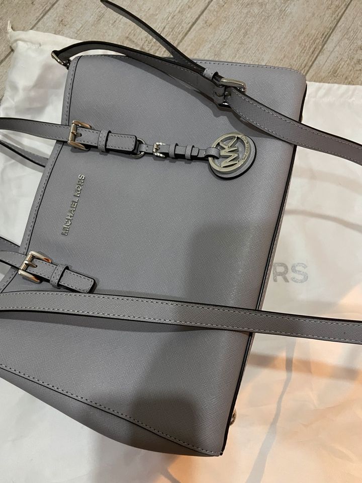 Fast neue Michael Kors Tasche Handtasche Grau Travel jet Set grau in Erlangen