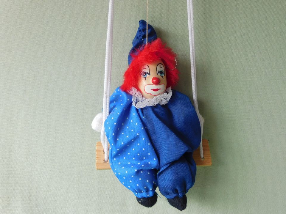 kleiner Clown auf einer Schaukel zum Aufhängen klein Puppe in Klein Rönnau