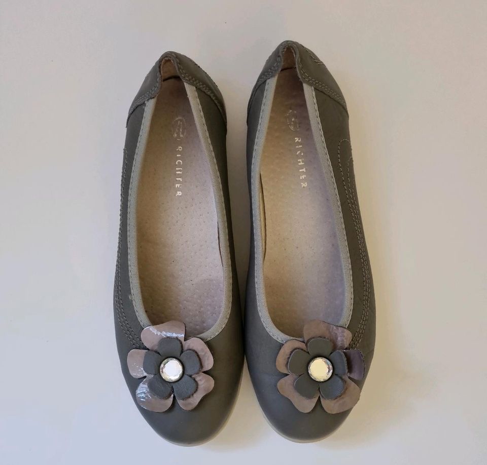 Richter Ballerinas Leder grau Blume glitzer Damen Mädchen 37 in Heringen (Werra)