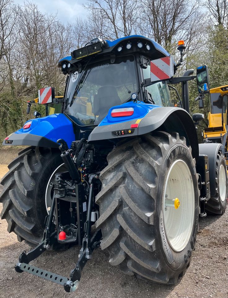New Holland T7 230 Auto Command New Generation in Schwalbach