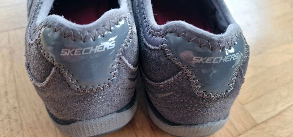 Skechers Sneaker leichte Slipper Leder/Stoff Gr. 37,5 ,UK 4,5 in Bad Karlshafen