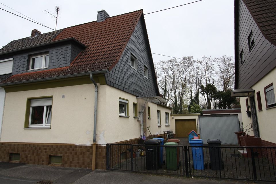 Individuell zu erweiternde Doppelhaushälfte mit Anbau und Investitionspotential, Dachterrasse und Garage in ruhiger Wohnlage von Neuwied-Engers in Neuwied