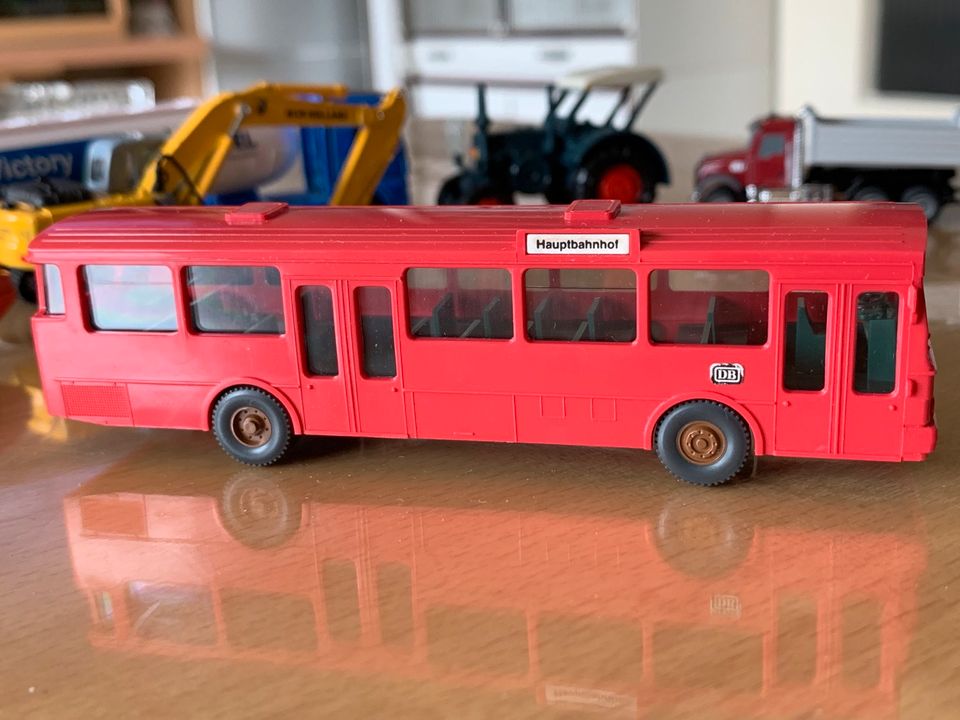 WIKING 20700  MB O  305  VÖV  Bus  (Hauptbahnhof)  1:87 in Korbach