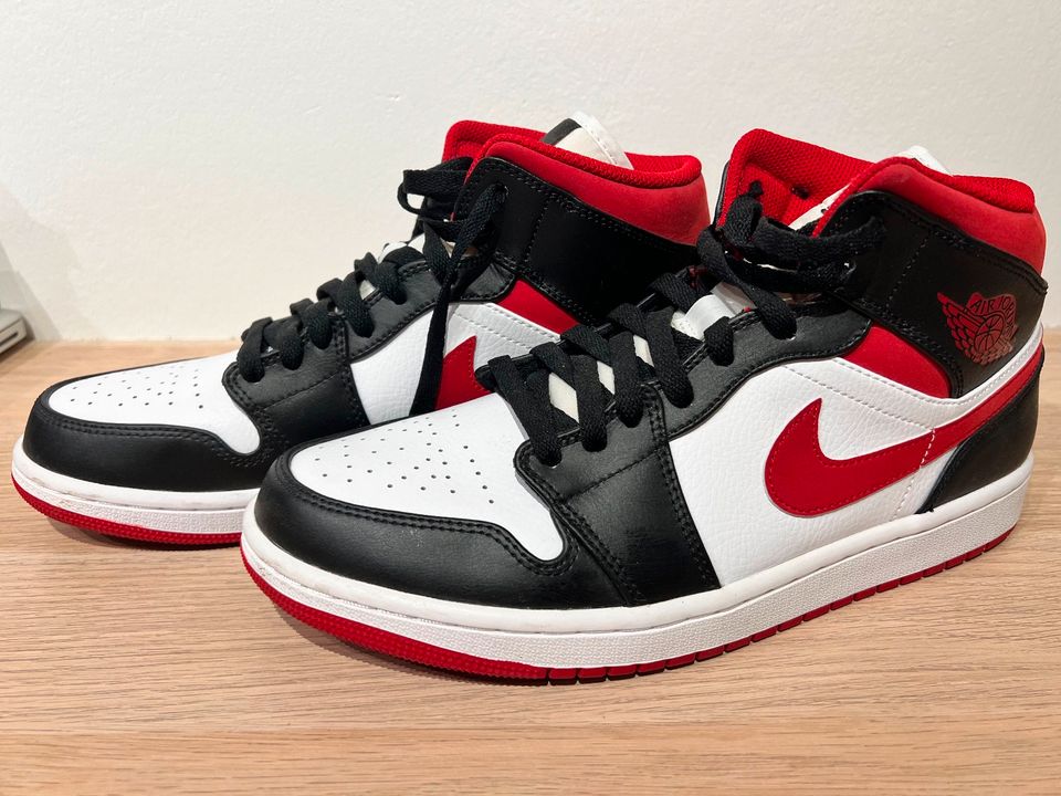 Air Jordan 1 Mid 'Gym Red' Black White - Top Zustand in Frankfurt am Main