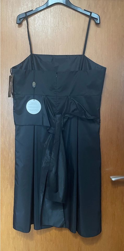 Schönes schwarzes Abendkleid / Kleid mit Rückenschleife GR 44 neu in Bielefeld