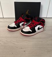 Nike Air Jordan 1 mid (GS) Gr 35,5 in schwarz/weiß/rot Baden-Württemberg - Birkenfeld Vorschau