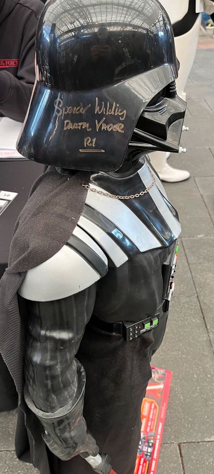 Darth Vader mit Signatur von Spencer Wilding in Köln