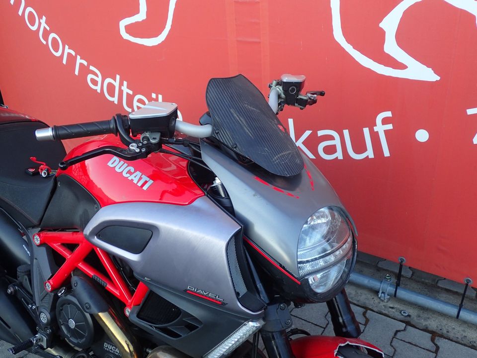 Ducati Diavel Carbon Red Rizoma Unfallschaden in Mantel